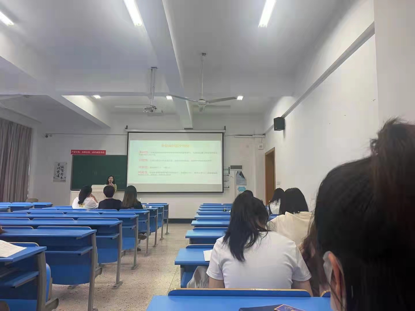 大学生上课看智库？上课看智库补运营知识，下课回去打包。老乔在这里给你们老师道个歉。